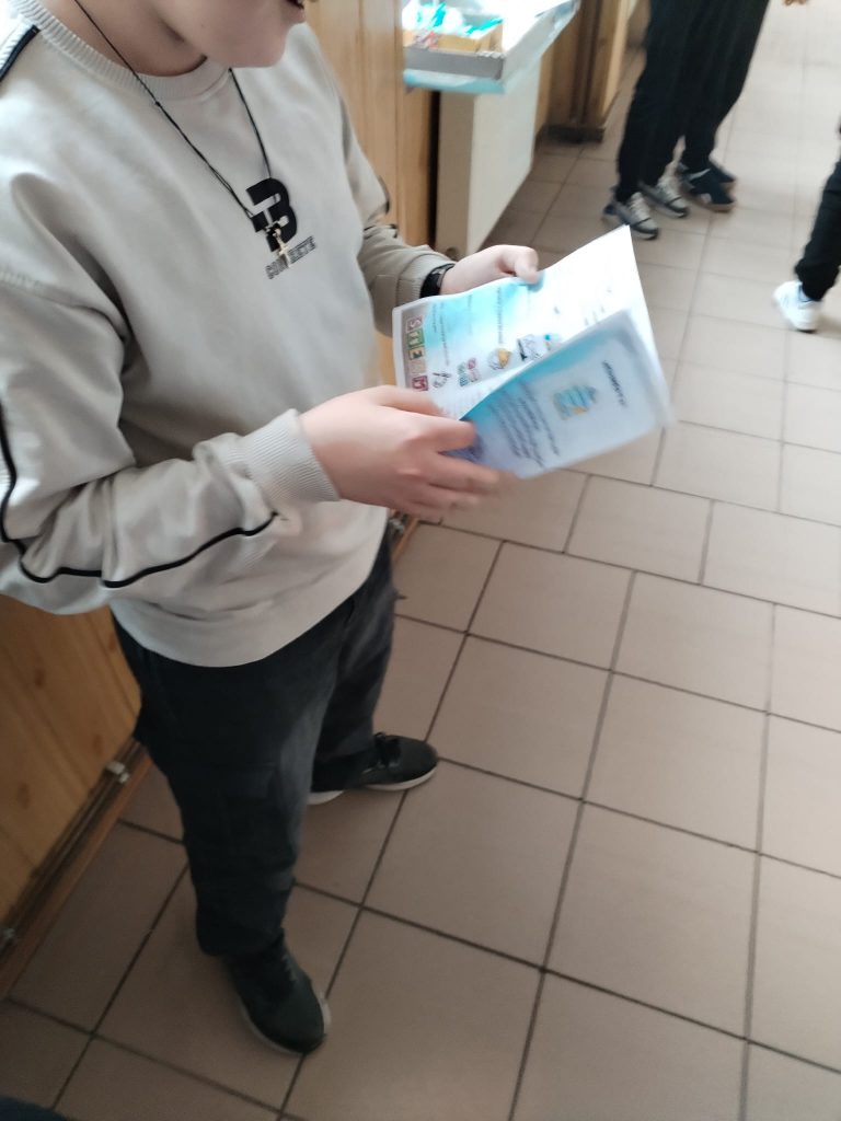 Copiii au împărțit pe hol broșura proiectului.